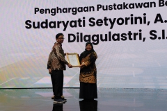 1.Penerimaan-penghargaan-Inovasi-pustakwan-peringkat-ke-3